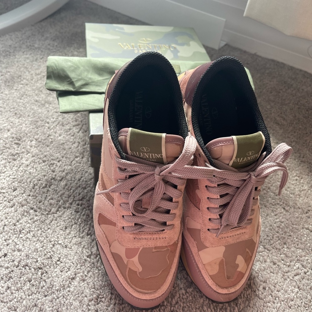 Valentino Garavani Sneakers - Picture 2 of 6